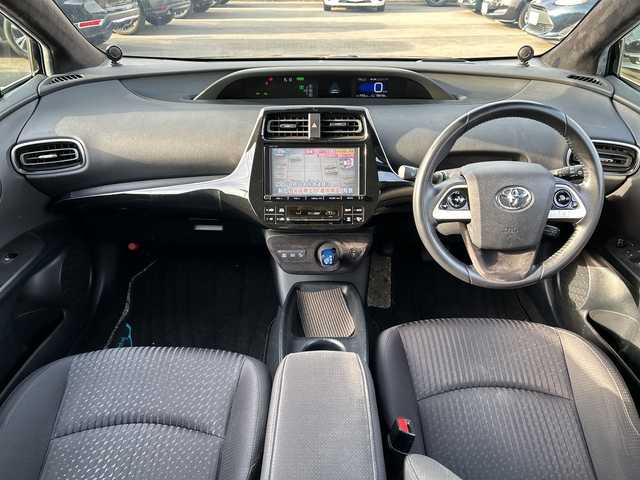 トヨタ プリウス A 山口県 2016(平28)年 10万km アティチュードブラックマイカ サンルーフ/純正ナビ/　・Bluetooth/　・CD/　・バックカメラ/　・フルセグTV/前後コーナーセンサー/LEDヘッドライト/車線逸脱警報/オートライト/オートハイビーム/HUD/横滑り防止装置/ドライブレコーダー/ETC