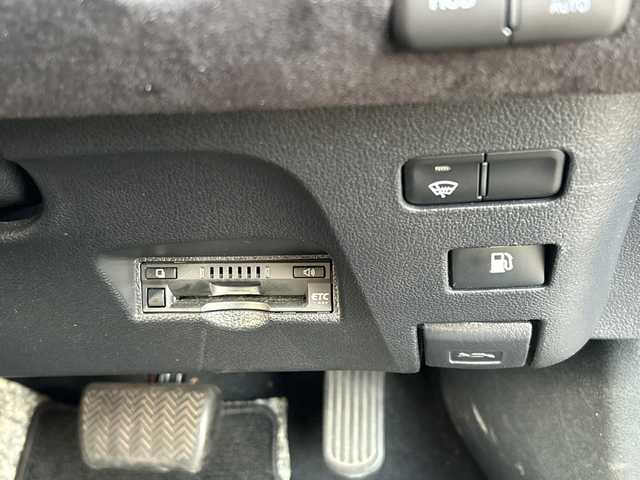 トヨタ プリウス A 山口県 2016(平28)年 10万km アティチュードブラックマイカ サンルーフ/純正ナビ/　・Bluetooth/　・CD/　・バックカメラ/　・フルセグTV/前後コーナーセンサー/LEDヘッドライト/車線逸脱警報/オートライト/オートハイビーム/HUD/横滑り防止装置/ドライブレコーダー/ETC