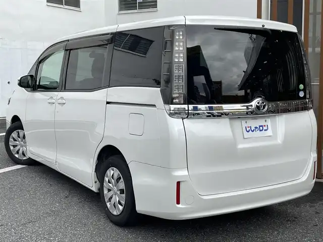 トヨタ ヴォクシー X 千葉県 2014(平26)年 13万km ホワイトパールクリスタルシャイン (株)IDOMが運営する【じしゃロン八千代店】の自社ローン対象車両になります。こちらは現金またはオートローンご利用時の価格です。自社ローンご希望の方は別途その旨お申付け下さい/純正ナビ/Bluetooth接続/バックカメラ/片側パワースライドドア/LEDライト/ETC