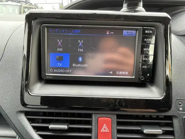 トヨタ ヴォクシー X 千葉県 2014(平26)年 13万km ホワイトパールクリスタルシャイン (株)IDOMが運営する【じしゃロン八千代店】の自社ローン対象車両になります。こちらは現金またはオートローンご利用時の価格です。自社ローンご希望の方は別途その旨お申付け下さい/純正ナビ/Bluetooth接続/バックカメラ/片側パワースライドドア/LEDライト/ETC