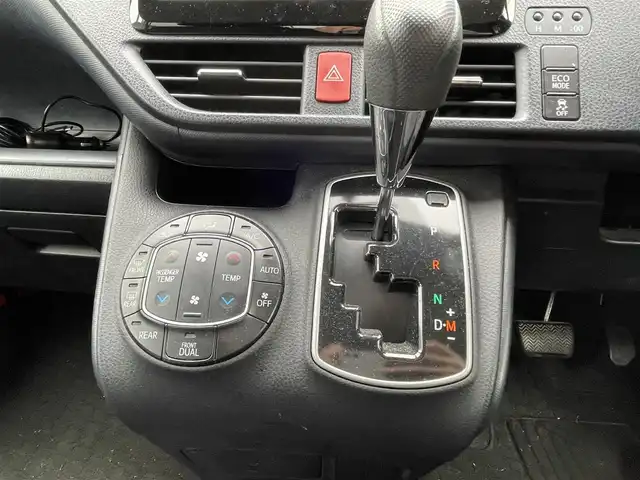 トヨタ ヴォクシー X 千葉県 2014(平26)年 13万km ホワイトパールクリスタルシャイン (株)IDOMが運営する【じしゃロン八千代店】の自社ローン対象車両になります。こちらは現金またはオートローンご利用時の価格です。自社ローンご希望の方は別途その旨お申付け下さい/純正ナビ/Bluetooth接続/バックカメラ/片側パワースライドドア/LEDライト/ETC