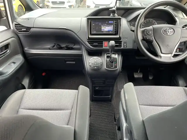 トヨタ ヴォクシー X 千葉県 2014(平26)年 13万km ホワイトパールクリスタルシャイン (株)IDOMが運営する【じしゃロン八千代店】の自社ローン対象車両になります。こちらは現金またはオートローンご利用時の価格です。自社ローンご希望の方は別途その旨お申付け下さい/純正ナビ/Bluetooth接続/バックカメラ/片側パワースライドドア/LEDライト/ETC