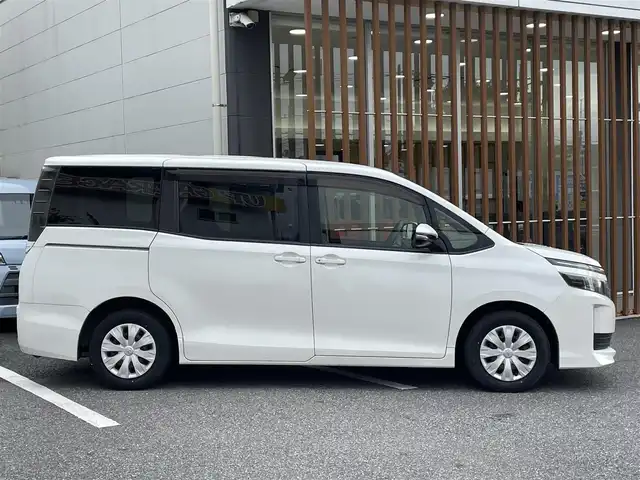 トヨタ ヴォクシー X 千葉県 2014(平26)年 13万km ホワイトパールクリスタルシャイン (株)IDOMが運営する【じしゃロン八千代店】の自社ローン対象車両になります。こちらは現金またはオートローンご利用時の価格です。自社ローンご希望の方は別途その旨お申付け下さい/純正ナビ/Bluetooth接続/バックカメラ/片側パワースライドドア/LEDライト/ETC