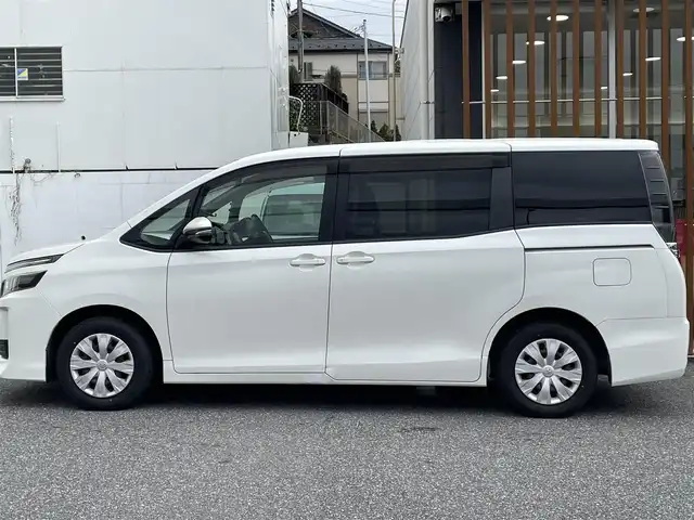 トヨタ ヴォクシー X 千葉県 2014(平26)年 13万km ホワイトパールクリスタルシャイン (株)IDOMが運営する【じしゃロン八千代店】の自社ローン対象車両になります。こちらは現金またはオートローンご利用時の価格です。自社ローンご希望の方は別途その旨お申付け下さい/純正ナビ/Bluetooth接続/バックカメラ/片側パワースライドドア/LEDライト/ETC