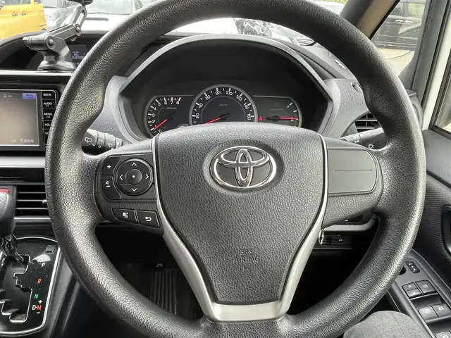 トヨタ ヴォクシー X 千葉県 2014(平26)年 13万km ホワイトパールクリスタルシャイン (株)IDOMが運営する【じしゃロン八千代店】の自社ローン対象車両になります。こちらは現金またはオートローンご利用時の価格です。自社ローンご希望の方は別途その旨お申付け下さい/純正ナビ/Bluetooth接続/バックカメラ/片側パワースライドドア/LEDライト/ETC