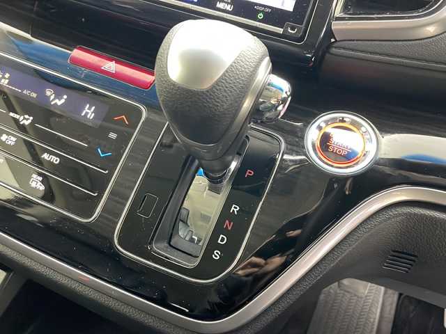 ホンダ オデッセイ アブソルート ホンダセンシング 道央・札幌 2020(令2)年 2.7万km プラチナホワイトパール ・4WD/・純正9インチナビ&TV&DVD&CD&SD&BT&HDMI/・バックカメラ/・純正11.6インチリヤフリップダウンモニター/・両側パワースライドドア/・ホンダセンシング/・アダプティブクルーズコントロール/・衝突軽減ブレーキ/・先行車発進お知らせ/・路外逸脱抑制システム/・レーンキープアシスト/・標識認識機能/・横滑り防止/・アイドリングストップ/・運転席パワーシート/・ハーフレザーシート/・ビルトインETC2.0/・パドルシフト/・ドアバイザー/・電格ミラー/・ドアミラーヒーター/・純正フロアマット/・LEDヘッドライト/・LEDフォグ/・オートライト/・スマートキー/・純正エンジンスターター/・純正AW夏タイヤ積込