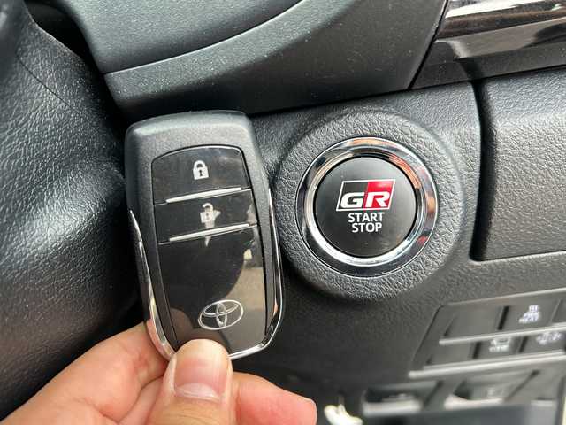 トヨタ ハイラックス Z GRスポーツ 山口県 2024(令6)年 1.2万km プラチナホワイトパールマイカ ワンオーナー車/純正ディスプレイナビ/Bluetooth/バック＆全周囲カメラ/レーンキープアシスト/レーダークルーズコントロール/横滑り防止装置/コーナーセンサー/ステアリングスイッチ/ETC/LEDヘッドライト/LEDフォグライト/オートライト/スマートキー＆プッシュスタート/ダウンヒルアシストコントロール/アイドリングストップ/D/席パワーシート/社外デジタルインナーミラー/社外前後ドライブレコーダー/社外17インチアルミホイール/グッドリッジホワイトレターオフロードタイヤ/社外グリルガード/TRDアンダーガード（赤）/SPORTLIDハードトノカバー/SPORTGUARDベッドライナー/社外フューエルリッドカバー/保証書/取説（ナビのみ）/スペアキー1個