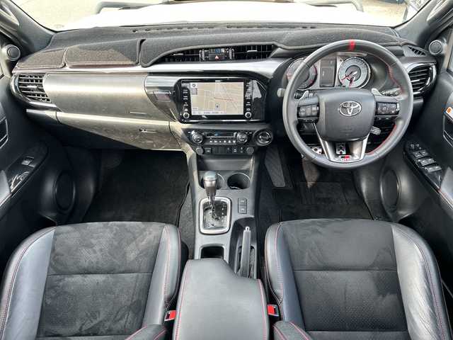 トヨタ ハイラックス Z GRスポーツ 山口県 2024(令6)年 1.2万km プラチナホワイトパールマイカ ワンオーナー車/純正ディスプレイナビ/Bluetooth/バック＆全周囲カメラ/レーンキープアシスト/レーダークルーズコントロール/横滑り防止装置/コーナーセンサー/ステアリングスイッチ/ETC/LEDヘッドライト/LEDフォグライト/オートライト/スマートキー＆プッシュスタート/ダウンヒルアシストコントロール/アイドリングストップ/D/席パワーシート/社外デジタルインナーミラー/社外前後ドライブレコーダー/社外17インチアルミホイール/グッドリッジホワイトレターオフロードタイヤ/社外グリルガード/TRDアンダーガード（赤）/SPORTLIDハードトノカバー/SPORTGUARDベッドライナー/社外フューエルリッドカバー/保証書/取説（ナビのみ）/スペアキー1個