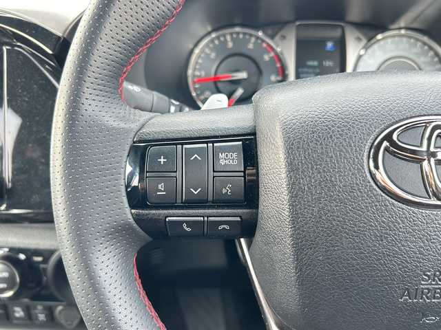 トヨタ ハイラックス Z GRスポーツ 山口県 2024(令6)年 1.2万km プラチナホワイトパールマイカ ワンオーナー車/純正ディスプレイナビ/Bluetooth/バック＆全周囲カメラ/レーンキープアシスト/レーダークルーズコントロール/横滑り防止装置/コーナーセンサー/ステアリングスイッチ/ETC/LEDヘッドライト/LEDフォグライト/オートライト/スマートキー＆プッシュスタート/ダウンヒルアシストコントロール/アイドリングストップ/D/席パワーシート/社外デジタルインナーミラー/社外前後ドライブレコーダー/社外17インチアルミホイール/グッドリッジホワイトレターオフロードタイヤ/社外グリルガード/TRDアンダーガード（赤）/SPORTLIDハードトノカバー/SPORTGUARDベッドライナー/社外フューエルリッドカバー/保証書/取説（ナビのみ）/スペアキー1個