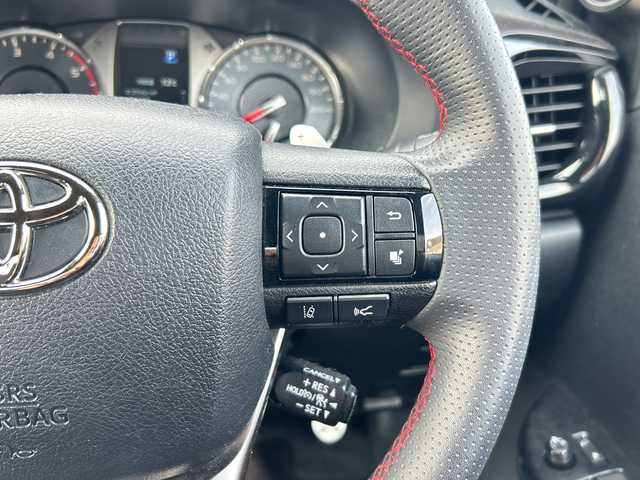 トヨタ ハイラックス Z GRスポーツ 山口県 2024(令6)年 1.2万km プラチナホワイトパールマイカ ワンオーナー車/純正ディスプレイナビ/Bluetooth/バック＆全周囲カメラ/レーンキープアシスト/レーダークルーズコントロール/横滑り防止装置/コーナーセンサー/ステアリングスイッチ/ETC/LEDヘッドライト/LEDフォグライト/オートライト/スマートキー＆プッシュスタート/ダウンヒルアシストコントロール/アイドリングストップ/D/席パワーシート/社外デジタルインナーミラー/社外前後ドライブレコーダー/社外17インチアルミホイール/グッドリッジホワイトレターオフロードタイヤ/社外グリルガード/TRDアンダーガード（赤）/SPORTLIDハードトノカバー/SPORTGUARDベッドライナー/社外フューエルリッドカバー/保証書/取説（ナビのみ）/スペアキー1個