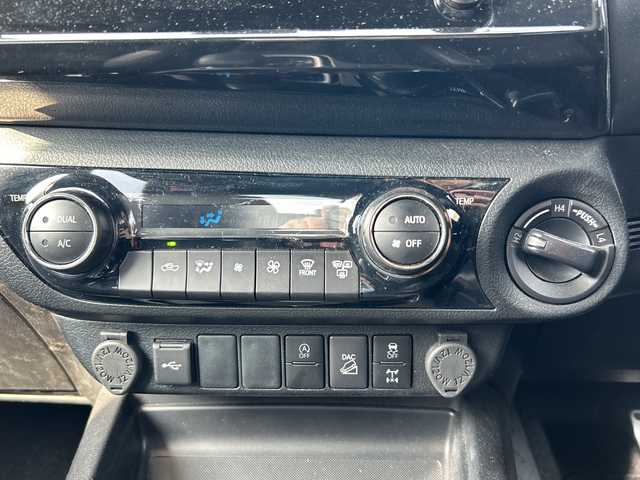 トヨタ ハイラックス Z GRスポーツ 山口県 2024(令6)年 1.2万km プラチナホワイトパールマイカ ワンオーナー車/純正ディスプレイナビ/Bluetooth/バック＆全周囲カメラ/レーンキープアシスト/レーダークルーズコントロール/横滑り防止装置/コーナーセンサー/ステアリングスイッチ/ETC/LEDヘッドライト/LEDフォグライト/オートライト/スマートキー＆プッシュスタート/ダウンヒルアシストコントロール/アイドリングストップ/D/席パワーシート/社外デジタルインナーミラー/社外前後ドライブレコーダー/社外17インチアルミホイール/グッドリッジホワイトレターオフロードタイヤ/社外グリルガード/TRDアンダーガード（赤）/SPORTLIDハードトノカバー/SPORTGUARDベッドライナー/社外フューエルリッドカバー/保証書/取説（ナビのみ）/スペアキー1個