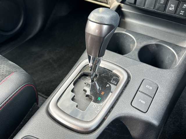 トヨタ ハイラックス Z GRスポーツ 山口県 2024(令6)年 1.2万km プラチナホワイトパールマイカ ワンオーナー車/純正ディスプレイナビ/Bluetooth/バック＆全周囲カメラ/レーンキープアシスト/レーダークルーズコントロール/横滑り防止装置/コーナーセンサー/ステアリングスイッチ/ETC/LEDヘッドライト/LEDフォグライト/オートライト/スマートキー＆プッシュスタート/ダウンヒルアシストコントロール/アイドリングストップ/D/席パワーシート/社外デジタルインナーミラー/社外前後ドライブレコーダー/社外17インチアルミホイール/グッドリッジホワイトレターオフロードタイヤ/社外グリルガード/TRDアンダーガード（赤）/SPORTLIDハードトノカバー/SPORTGUARDベッドライナー/社外フューエルリッドカバー/保証書/取説（ナビのみ）/スペアキー1個