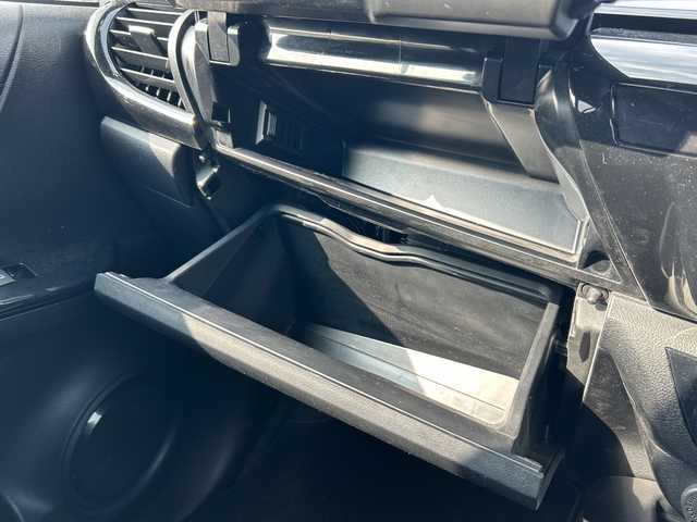 トヨタ ハイラックス Z GRスポーツ 山口県 2024(令6)年 1.2万km プラチナホワイトパールマイカ ワンオーナー車/純正ディスプレイナビ/Bluetooth/バック＆全周囲カメラ/レーンキープアシスト/レーダークルーズコントロール/横滑り防止装置/コーナーセンサー/ステアリングスイッチ/ETC/LEDヘッドライト/LEDフォグライト/オートライト/スマートキー＆プッシュスタート/ダウンヒルアシストコントロール/アイドリングストップ/D/席パワーシート/社外デジタルインナーミラー/社外前後ドライブレコーダー/社外17インチアルミホイール/グッドリッジホワイトレターオフロードタイヤ/社外グリルガード/TRDアンダーガード（赤）/SPORTLIDハードトノカバー/SPORTGUARDベッドライナー/社外フューエルリッドカバー/保証書/取説（ナビのみ）/スペアキー1個