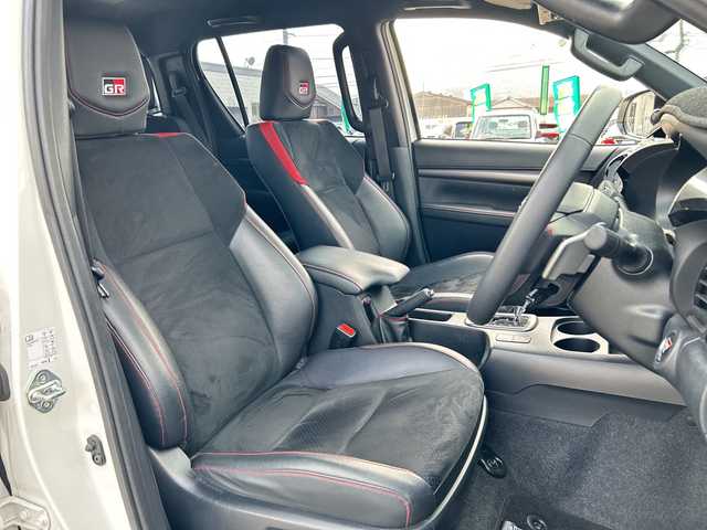 トヨタ ハイラックス Z GRスポーツ 山口県 2024(令6)年 1.2万km プラチナホワイトパールマイカ ワンオーナー車/純正ディスプレイナビ/Bluetooth/バック＆全周囲カメラ/レーンキープアシスト/レーダークルーズコントロール/横滑り防止装置/コーナーセンサー/ステアリングスイッチ/ETC/LEDヘッドライト/LEDフォグライト/オートライト/スマートキー＆プッシュスタート/ダウンヒルアシストコントロール/アイドリングストップ/D/席パワーシート/社外デジタルインナーミラー/社外前後ドライブレコーダー/社外17インチアルミホイール/グッドリッジホワイトレターオフロードタイヤ/社外グリルガード/TRDアンダーガード（赤）/SPORTLIDハードトノカバー/SPORTGUARDベッドライナー/社外フューエルリッドカバー/保証書/取説（ナビのみ）/スペアキー1個