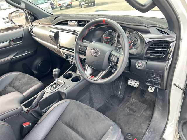 トヨタ ハイラックス Z GRスポーツ 山口県 2024(令6)年 1.2万km プラチナホワイトパールマイカ ワンオーナー車/純正ディスプレイナビ/Bluetooth/バック＆全周囲カメラ/レーンキープアシスト/レーダークルーズコントロール/横滑り防止装置/コーナーセンサー/ステアリングスイッチ/ETC/LEDヘッドライト/LEDフォグライト/オートライト/スマートキー＆プッシュスタート/ダウンヒルアシストコントロール/アイドリングストップ/D/席パワーシート/社外デジタルインナーミラー/社外前後ドライブレコーダー/社外17インチアルミホイール/グッドリッジホワイトレターオフロードタイヤ/社外グリルガード/TRDアンダーガード（赤）/SPORTLIDハードトノカバー/SPORTGUARDベッドライナー/社外フューエルリッドカバー/保証書/取説（ナビのみ）/スペアキー1個