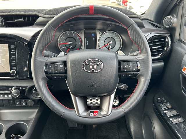 トヨタ ハイラックス Z GRスポーツ 山口県 2024(令6)年 1.2万km プラチナホワイトパールマイカ ワンオーナー車/純正ディスプレイナビ/Bluetooth/バック＆全周囲カメラ/レーンキープアシスト/レーダークルーズコントロール/横滑り防止装置/コーナーセンサー/ステアリングスイッチ/ETC/LEDヘッドライト/LEDフォグライト/オートライト/スマートキー＆プッシュスタート/ダウンヒルアシストコントロール/アイドリングストップ/D/席パワーシート/社外デジタルインナーミラー/社外前後ドライブレコーダー/社外17インチアルミホイール/グッドリッジホワイトレターオフロードタイヤ/社外グリルガード/TRDアンダーガード（赤）/SPORTLIDハードトノカバー/SPORTGUARDベッドライナー/社外フューエルリッドカバー/保証書/取説（ナビのみ）/スペアキー1個