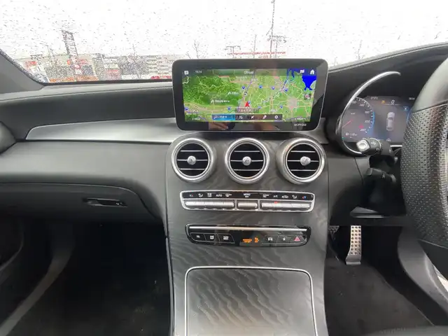 メルセデス・ベンツ ＧＬＣ２２０ d 4マチック クーペ AMGライン 福岡県 2020(令2)年 3.9万km ポーラホワイト ・サンルーフ/・アダプティブクルーズコントロール/・純正ＨＤＤナビ／ＵＳＢ／Ｂｌｕｅｔｏｏｔｈ／ｉＰｏｄ／ＡｐｐｌｅＣａｒＰｌａｙ/・全方位カメラ/・黒革シート／シートヒーター/・ドライブレコーダー/・フルセグ/・ETC/・純正19AW/・プッシュスタート/・パーキングアシスト/・アイドリングストップ/・スマートキー/・スペアキー/・パワーシート/・レーンキープアシスト/・オートライト/・LEDライト/・置くだけ充電