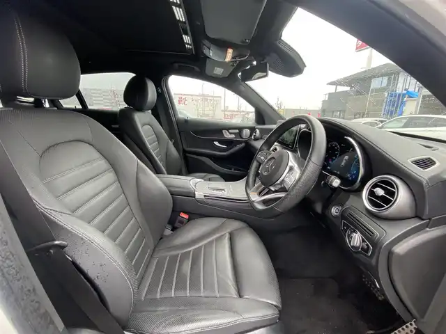メルセデス・ベンツ ＧＬＣ２２０ d 4マチック クーペ AMGライン 福岡県 2020(令2)年 3.9万km ポーラホワイト ・サンルーフ/・アダプティブクルーズコントロール/・純正ＨＤＤナビ／ＵＳＢ／Ｂｌｕｅｔｏｏｔｈ／ｉＰｏｄ／ＡｐｐｌｅＣａｒＰｌａｙ/・全方位カメラ/・黒革シート／シートヒーター/・ドライブレコーダー/・フルセグ/・ETC/・純正19AW/・プッシュスタート/・パーキングアシスト/・アイドリングストップ/・スマートキー/・スペアキー/・パワーシート/・レーンキープアシスト/・オートライト/・LEDライト/・置くだけ充電
