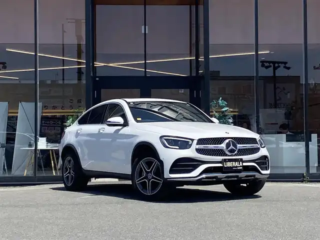 メルセデス・ベンツ ＧＬＣ２２０ d 4マチック クーペ AMGライン 福岡県 2020(令2)年 3.9万km ポーラホワイト ・サンルーフ/・アダプティブクルーズコントロール/・純正ＨＤＤナビ／ＵＳＢ／Ｂｌｕｅｔｏｏｔｈ／ｉＰｏｄ／ＡｐｐｌｅＣａｒＰｌａｙ/・全方位カメラ/・黒革シート／シートヒーター/・ドライブレコーダー/・フルセグ/・ETC/・純正19AW/・プッシュスタート/・パーキングアシスト/・アイドリングストップ/・スマートキー/・スペアキー/・パワーシート/・レーンキープアシスト/・オートライト/・LEDライト/・置くだけ充電