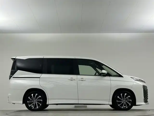 トヨタ ヴォクシー S－Z 埼玉県 2024(令6)年 1.1万km ホワイトパールクリスタルシャイン 三眼ＬＥＤヘッドライト　純正１０．５型ナビ　ＣＤ／ＤＶＤ　フルセグＴＶ　Ｂｌｕｅｔｏｏｔｈ　純正１３．２型後席モニター　両側パワースライドドア　シートヒーター　アダクティブハイビームシステム　ＥＴＣ