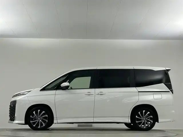 トヨタ ヴォクシー S－Z 埼玉県 2024(令6)年 1.1万km ホワイトパールクリスタルシャイン 三眼ＬＥＤヘッドライト　純正１０．５型ナビ　ＣＤ／ＤＶＤ　フルセグＴＶ　Ｂｌｕｅｔｏｏｔｈ　純正１３．２型後席モニター　両側パワースライドドア　シートヒーター　アダクティブハイビームシステム　ＥＴＣ