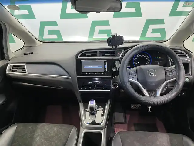 ホンダ シャトル ハイブリッド X 鹿児島県 2017(平29)年 11.8万km クリスタルブラックパール 純正７インチＳＤナビ【ＶＸＭ－１４２ＶＦｉ】　/バックカメラ　/後席モニター　/革巻きステアリング　/ステアリングリモコン　/パドルシフト　/ＬＥＤヘッドライト　/フロントフォグライト　/電動格納ミラー　/純正ドアバイザー/ＥＴＣ/禁煙車