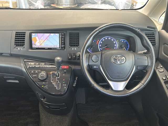 トヨタ アイシス プラタナ Vセレクション 富山県 2015(平27)年 9.4万km ブラック ４ＷＤ　/純正アルミホイール　/社外ＳＤナビ【Ｂｌｕｅｔｏｏｔｈ／ＤＶＤ／ＣＤ／フルセグＴＶ】　/片側電動スライドドア　/積込スタッドレスタイヤ　/３列シート　/アンチロックブレーキシステム/横滑り防止装置　/フォグランプ/オートライト　/ETC/USB入力端子/エンジンスタートボタン/バックカメラ/純正フロアマット