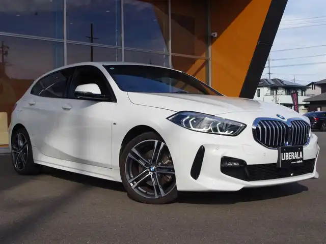 ＢＭＷ １１８ｉ Mスポーツ 岐阜県 2020(令2)年 3.7万km アルピンホワイトⅢ コンフォートパッケージ/　オートマチックテールゲート/　アクティブクルーズコントロール（ストップ&ゴー機能付）/ドライビングアシスト/　レーンディパーチャーウォーニング（車線逸脱警告システム）/　レーンチェンジウォーニング/　前車接近警告機能/　衝突回避被害軽減ブレーキ/　後車衝突警告機能/　クロストラフィックウォーニング/　トラフィックサインアシスト/パーキングアシスト/　パークディスタンスコントロール/　パーキングアシスト/　リヤビューカメラ（予想進路表示機能付）/　後退時ステアリングアシスト機能/レザーシート/前席パワーシート/運転席メモリー付き/LEDヘッドライト/LEDフォグライト/純正ナビ/Bluetooth/ワイヤレスチャージング