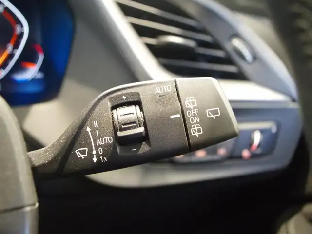 ＢＭＷ １１８ｉ Mスポーツ 岐阜県 2020(令2)年 3.7万km アルピンホワイトⅢ コンフォートパッケージ/　オートマチックテールゲート/　アクティブクルーズコントロール（ストップ&ゴー機能付）/ドライビングアシスト/　レーンディパーチャーウォーニング（車線逸脱警告システム）/　レーンチェンジウォーニング/　前車接近警告機能/　衝突回避被害軽減ブレーキ/　後車衝突警告機能/　クロストラフィックウォーニング/　トラフィックサインアシスト/パーキングアシスト/　パークディスタンスコントロール/　パーキングアシスト/　リヤビューカメラ（予想進路表示機能付）/　後退時ステアリングアシスト機能/レザーシート/前席パワーシート/運転席メモリー付き/LEDヘッドライト/LEDフォグライト/純正ナビ/Bluetooth/ワイヤレスチャージング