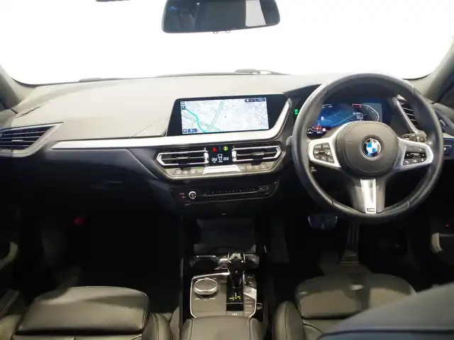 ＢＭＷ １１８ｉ Mスポーツ 岐阜県 2020(令2)年 3.7万km アルピンホワイトⅢ コンフォートパッケージ/　オートマチックテールゲート/　アクティブクルーズコントロール（ストップ&ゴー機能付）/ドライビングアシスト/　レーンディパーチャーウォーニング（車線逸脱警告システム）/　レーンチェンジウォーニング/　前車接近警告機能/　衝突回避被害軽減ブレーキ/　後車衝突警告機能/　クロストラフィックウォーニング/　トラフィックサインアシスト/パーキングアシスト/　パークディスタンスコントロール/　パーキングアシスト/　リヤビューカメラ（予想進路表示機能付）/　後退時ステアリングアシスト機能/レザーシート/前席パワーシート/運転席メモリー付き/LEDヘッドライト/LEDフォグライト/純正ナビ/Bluetooth/ワイヤレスチャージング