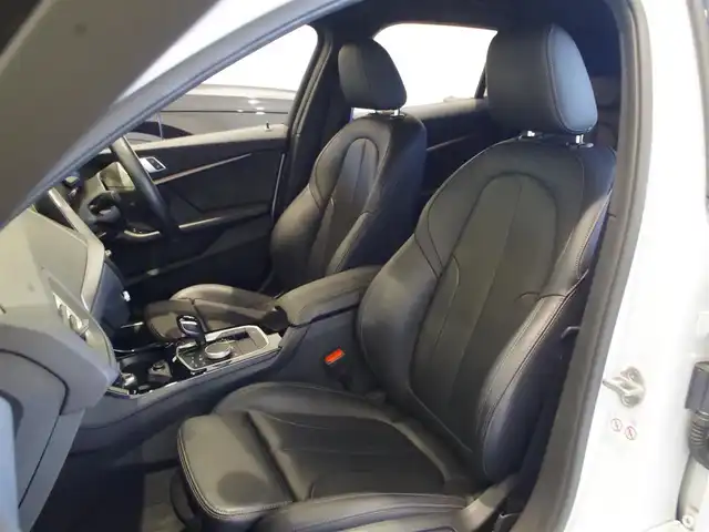 ＢＭＷ １１８ｉ Mスポーツ 岐阜県 2020(令2)年 3.7万km アルピンホワイトⅢ コンフォートパッケージ/　オートマチックテールゲート/　アクティブクルーズコントロール（ストップ&ゴー機能付）/ドライビングアシスト/　レーンディパーチャーウォーニング（車線逸脱警告システム）/　レーンチェンジウォーニング/　前車接近警告機能/　衝突回避被害軽減ブレーキ/　後車衝突警告機能/　クロストラフィックウォーニング/　トラフィックサインアシスト/パーキングアシスト/　パークディスタンスコントロール/　パーキングアシスト/　リヤビューカメラ（予想進路表示機能付）/　後退時ステアリングアシスト機能/レザーシート/前席パワーシート/運転席メモリー付き/LEDヘッドライト/LEDフォグライト/純正ナビ/Bluetooth/ワイヤレスチャージング