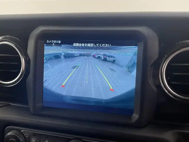 クライスラー・ジープ ジープ ラングラー アンリミテッド アルティテュード 岡山県 2019(令1)年 4.3万km ブライトホワイト サハラベース限定車　【ホワイト50台】/純正ナビ/フロント・サイド・リアカメラ/Bluetooth/アップルカープレイ/レザーシート（ブラック）/シートヒーター/ステアリングヒーター/ドラレコ（F/R）/アクティブクルーズコントロール/LEDヘッドライト/グロスブラックホイール/ボディ同色タイヤカバー/自動ブレーキ/BSA/ETC/18インチアルミホイール