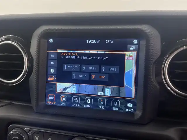 クライスラー・ジープ ジープ ラングラー アンリミテッド アルティテュード 岡山県 2019(令1)年 4.3万km ブライトホワイト サハラベース限定車　【ホワイト50台】/純正ナビ/フロント・サイド・リアカメラ/Bluetooth/アップルカープレイ/レザーシート（ブラック）/シートヒーター/ステアリングヒーター/ドラレコ（F/R）/アクティブクルーズコントロール/LEDヘッドライト/グロスブラックホイール/ボディ同色タイヤカバー/自動ブレーキ/BSA/ETC/18インチアルミホイール