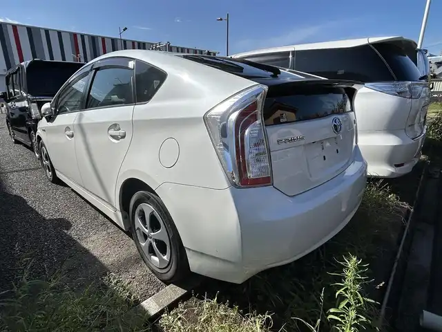 トヨタ プリウス S 宮崎県 2013(平25)年 8.3万km ホワイトパールクリスタルシャイン ＊じしゃロン宮崎店成約済み//ナビ(NSZT-W62G)//TV/CD/DVD/Bluetooth//ETC//バックカメラ//純正フロアマット//純正アルミホイール//ドアバイザー