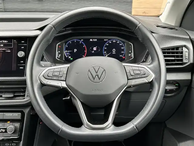 フォルクスワーゲン ＶＷ Ｔ－クロス TSI アクティブ 宮崎県 2021(令3)年 1.6万km ピュアホワイト 純正メモリーナビ/・Bluetooth/・AM/FM/・CarPlay/・USB/バックカメラ/・ブラインドスポットモニター/・前後コーナーセンサー/アダプティブクルーズコントロール/・レーンキープ/LEDヘッドライト/・オートライト/純正16インチアルミホイール/純正フロアマット/スマートキー/プッシュスタート/ETC