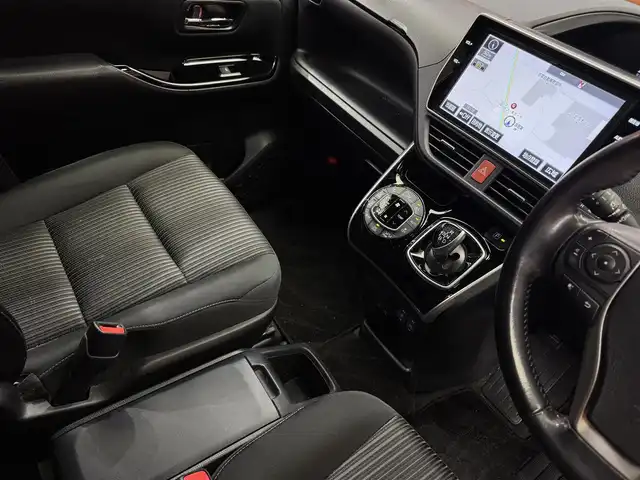 トヨタ ヴォクシー ハイブリッド ZS 煌 千葉県 2018(平30)年 15.7万km イナズマスパーキングブラックガラスフレーク ワンオーナー/純正SDナビ(NSZN-Z66T)/純正フリップダウンモニター(V12T-R66C)/フルセグテレビ/Bluetooth接続/CD/DVD/SD再生/バックカメラ/ビルトインETC2.0/クルーズコントロール/純正ドライブレコーダー/前席シートヒーター/プリクラッシュセーフティ/レーンディパーチャーアラート/先行車発進告知/電動格納ウィンカーミラー/フロントフォグ/オートマチックハイビーム/モデリスタエアロ/ドアバイザー/純正16インチアルミホイール/保証書/取扱説明書