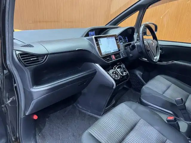 トヨタ ヴォクシー ハイブリッド ZS 煌 千葉県 2018(平30)年 15.7万km イナズマスパーキングブラックガラスフレーク ワンオーナー/純正SDナビ(NSZN-Z66T)/純正フリップダウンモニター(V12T-R66C)/フルセグテレビ/Bluetooth接続/CD/DVD/SD再生/バックカメラ/ビルトインETC2.0/クルーズコントロール/純正ドライブレコーダー/前席シートヒーター/プリクラッシュセーフティ/レーンディパーチャーアラート/先行車発進告知/電動格納ウィンカーミラー/フロントフォグ/オートマチックハイビーム/モデリスタエアロ/ドアバイザー/純正16インチアルミホイール/保証書/取扱説明書