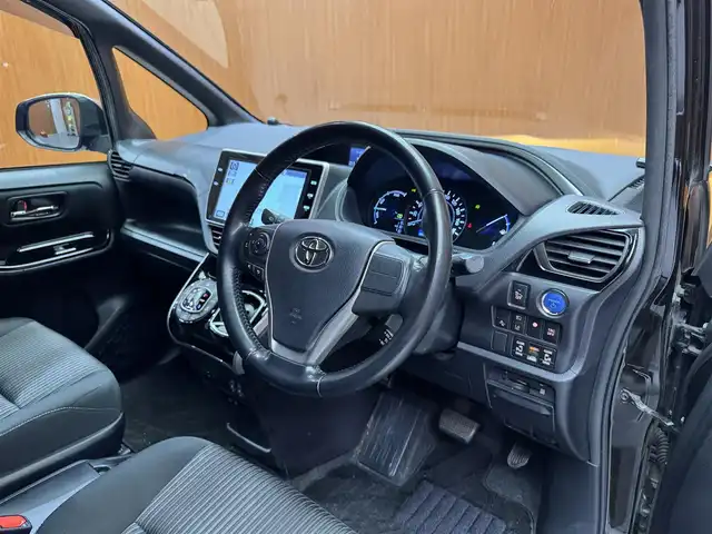 トヨタ ヴォクシー ハイブリッド ZS 煌 千葉県 2018(平30)年 15.7万km イナズマスパーキングブラックガラスフレーク ワンオーナー/純正SDナビ(NSZN-Z66T)/純正フリップダウンモニター(V12T-R66C)/フルセグテレビ/Bluetooth接続/CD/DVD/SD再生/バックカメラ/ビルトインETC2.0/クルーズコントロール/純正ドライブレコーダー/前席シートヒーター/プリクラッシュセーフティ/レーンディパーチャーアラート/先行車発進告知/電動格納ウィンカーミラー/フロントフォグ/オートマチックハイビーム/モデリスタエアロ/ドアバイザー/純正16インチアルミホイール/保証書/取扱説明書