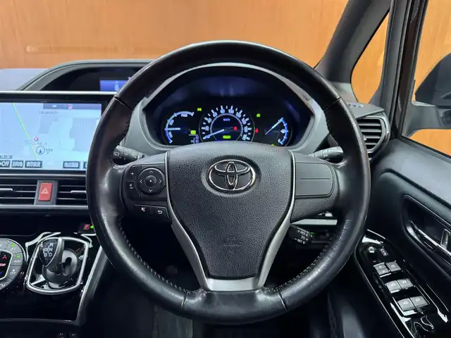 トヨタ ヴォクシー ハイブリッド ZS 煌 千葉県 2018(平30)年 15.7万km イナズマスパーキングブラックガラスフレーク ワンオーナー/純正SDナビ(NSZN-Z66T)/純正フリップダウンモニター(V12T-R66C)/フルセグテレビ/Bluetooth接続/CD/DVD/SD再生/バックカメラ/ビルトインETC2.0/クルーズコントロール/純正ドライブレコーダー/前席シートヒーター/プリクラッシュセーフティ/レーンディパーチャーアラート/先行車発進告知/電動格納ウィンカーミラー/フロントフォグ/オートマチックハイビーム/モデリスタエアロ/ドアバイザー/純正16インチアルミホイール/保証書/取扱説明書