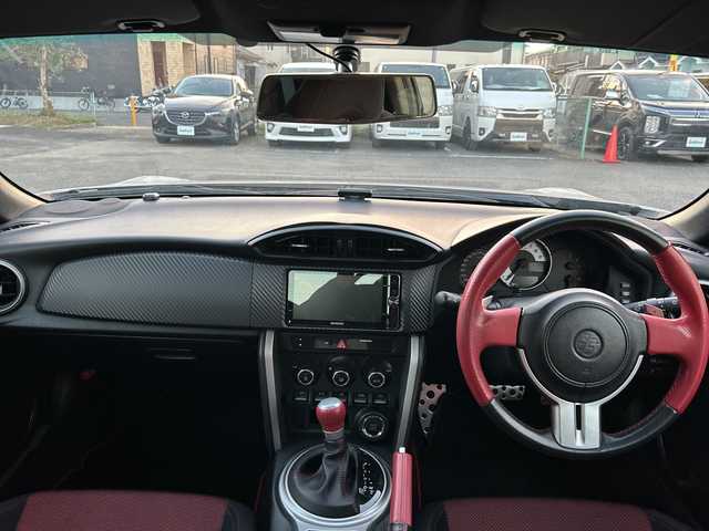 トヨタ ８６ GT 神奈川県 2014(平26)年 4.1万km クリスタルホワイトパール 社外SDナビ【MDV-Z701W】/AM　FM　フルセグ　DVD　CD　SD　MSV　USB　Bluetooth/バックカメラ/リアスポイラー/ETC/赤/黒コンビハンドル/パドルシフト/赤/黒コンビシート/赤革巻シフトノブ/赤革巻サイドレバー/スマートキー×2/保証書/純正17インチアルミ/リアスポイラー/純正HIDヘッドライト/フォグランプ/オートライト/VSCスポーツ