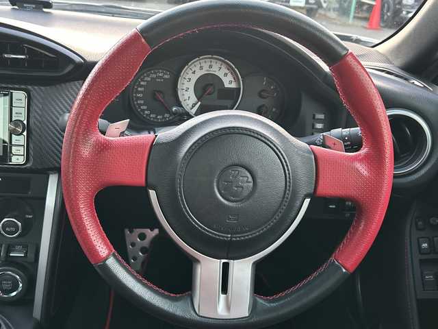 トヨタ ８６ GT 神奈川県 2014(平26)年 4.1万km クリスタルホワイトパール 社外SDナビ【MDV-Z701W】/AM　FM　フルセグ　DVD　CD　SD　MSV　USB　Bluetooth/バックカメラ/リアスポイラー/ETC/赤/黒コンビハンドル/パドルシフト/赤/黒コンビシート/赤革巻シフトノブ/赤革巻サイドレバー/スマートキー×2/保証書/純正17インチアルミ/リアスポイラー/純正HIDヘッドライト/フォグランプ/オートライト/VSCスポーツ