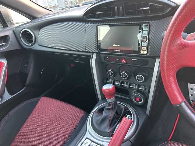 トヨタ ８６ GT 神奈川県 2014(平26)年 4.1万km クリスタルホワイトパール 社外SDナビ【MDV-Z701W】/AM　FM　フルセグ　DVD　CD　SD　MSV　USB　Bluetooth/バックカメラ/リアスポイラー/ETC/赤/黒コンビハンドル/パドルシフト/赤/黒コンビシート/赤革巻シフトノブ/赤革巻サイドレバー/スマートキー×2/保証書/純正17インチアルミ/リアスポイラー/純正HIDヘッドライト/フォグランプ/オートライト/VSCスポーツ