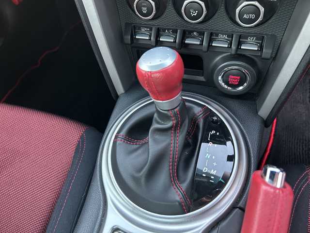 トヨタ ８６ GT 神奈川県 2014(平26)年 4.1万km クリスタルホワイトパール 社外SDナビ【MDV-Z701W】/AM　FM　フルセグ　DVD　CD　SD　MSV　USB　Bluetooth/バックカメラ/リアスポイラー/ETC/赤/黒コンビハンドル/パドルシフト/赤/黒コンビシート/赤革巻シフトノブ/赤革巻サイドレバー/スマートキー×2/保証書/純正17インチアルミ/リアスポイラー/純正HIDヘッドライト/フォグランプ/オートライト/VSCスポーツ