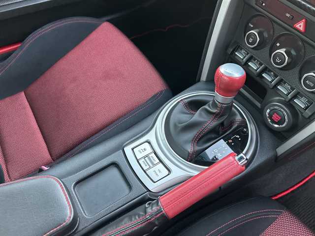 トヨタ ８６ GT 神奈川県 2014(平26)年 4.1万km クリスタルホワイトパール 社外SDナビ【MDV-Z701W】/AM　FM　フルセグ　DVD　CD　SD　MSV　USB　Bluetooth/バックカメラ/リアスポイラー/ETC/赤/黒コンビハンドル/パドルシフト/赤/黒コンビシート/赤革巻シフトノブ/赤革巻サイドレバー/スマートキー×2/保証書/純正17インチアルミ/リアスポイラー/純正HIDヘッドライト/フォグランプ/オートライト/VSCスポーツ