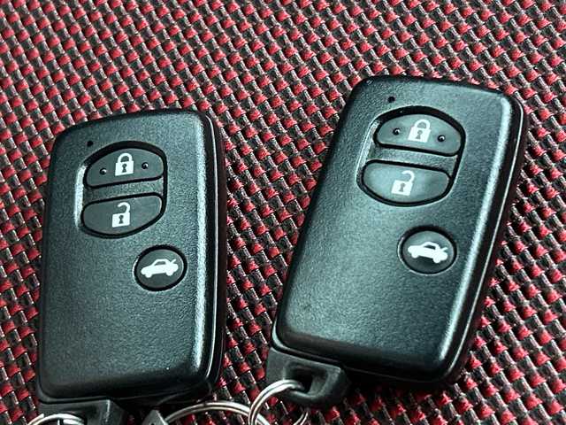 トヨタ ８６ GT 神奈川県 2014(平26)年 4.1万km クリスタルホワイトパール 社外SDナビ【MDV-Z701W】/AM　FM　フルセグ　DVD　CD　SD　MSV　USB　Bluetooth/バックカメラ/リアスポイラー/ETC/赤/黒コンビハンドル/パドルシフト/赤/黒コンビシート/赤革巻シフトノブ/赤革巻サイドレバー/スマートキー×2/保証書/純正17インチアルミ/リアスポイラー/純正HIDヘッドライト/フォグランプ/オートライト/VSCスポーツ