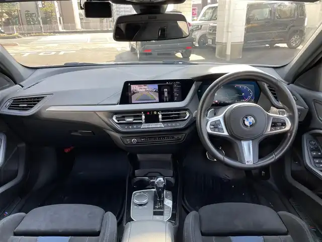 ＢＭＷ Ｍ１３５ｉ xDrive 岡山県 2021(令3)年 2.3万km アルピンホワイトⅢ 登録時走行距離22660km/純正HDDナビ/(AM/FM/BT)/置くだけ充電/衝突被害軽減システム/レーンキープアシスト/パーキングアシスト/アイドリングストップ/バックカメラ/ETC/ドライブレコーダー/BSM/電動リアゲート/D+N席パワーシート/D+N席シートヒーター/シートメモリ/パドルシフト/スマートキー/スペアキー/純正18インチアルミホイール