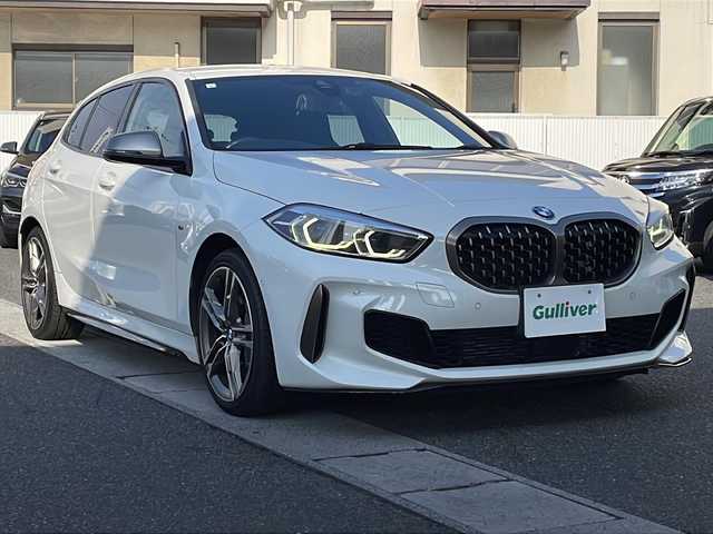 ＢＭＷ Ｍ１３５ｉ xDrive 岡山県 2021(令3)年 2.3万km アルピンホワイトⅢ 登録時走行距離22660km/純正HDDナビ/(AM/FM/BT)/置くだけ充電/衝突被害軽減システム/レーンキープアシスト/パーキングアシスト/アイドリングストップ/バックカメラ/ETC/ドライブレコーダー/BSM/電動リアゲート/D+N席パワーシート/D+N席シートヒーター/シートメモリ/パドルシフト/スマートキー/スペアキー/純正18インチアルミホイール