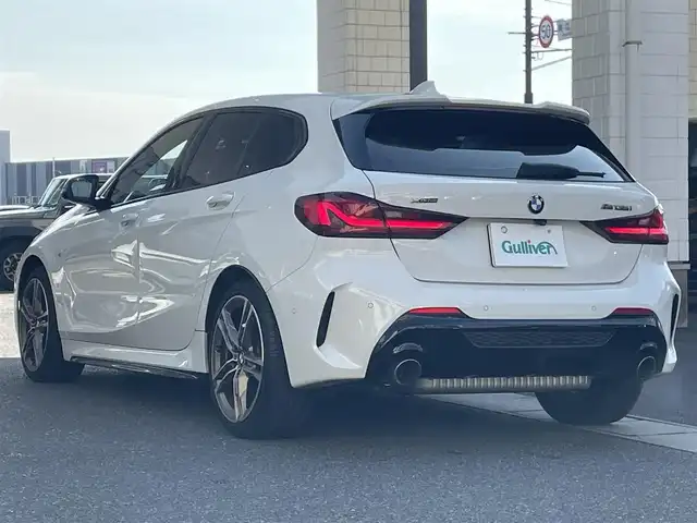 ＢＭＷ Ｍ１３５ｉ xDrive 岡山県 2021(令3)年 2.3万km アルピンホワイトⅢ 登録時走行距離22660km/純正HDDナビ/(AM/FM/BT)/置くだけ充電/衝突被害軽減システム/レーンキープアシスト/パーキングアシスト/アイドリングストップ/バックカメラ/ETC/ドライブレコーダー/BSM/電動リアゲート/D+N席パワーシート/D+N席シートヒーター/シートメモリ/パドルシフト/スマートキー/スペアキー/純正18インチアルミホイール