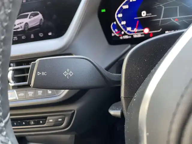 ＢＭＷ Ｍ１３５ｉ xDrive 岡山県 2021(令3)年 2.3万km アルピンホワイトⅢ 登録時走行距離22660km/純正HDDナビ/(AM/FM/BT)/置くだけ充電/衝突被害軽減システム/レーンキープアシスト/パーキングアシスト/アイドリングストップ/バックカメラ/ETC/ドライブレコーダー/BSM/電動リアゲート/D+N席パワーシート/D+N席シートヒーター/シートメモリ/パドルシフト/スマートキー/スペアキー/純正18インチアルミホイール