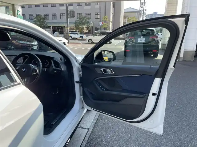 ＢＭＷ Ｍ１３５ｉ xDrive 岡山県 2021(令3)年 2.3万km アルピンホワイトⅢ 登録時走行距離22660km/純正HDDナビ/(AM/FM/BT)/置くだけ充電/衝突被害軽減システム/レーンキープアシスト/パーキングアシスト/アイドリングストップ/バックカメラ/ETC/ドライブレコーダー/BSM/電動リアゲート/D+N席パワーシート/D+N席シートヒーター/シートメモリ/パドルシフト/スマートキー/スペアキー/純正18インチアルミホイール